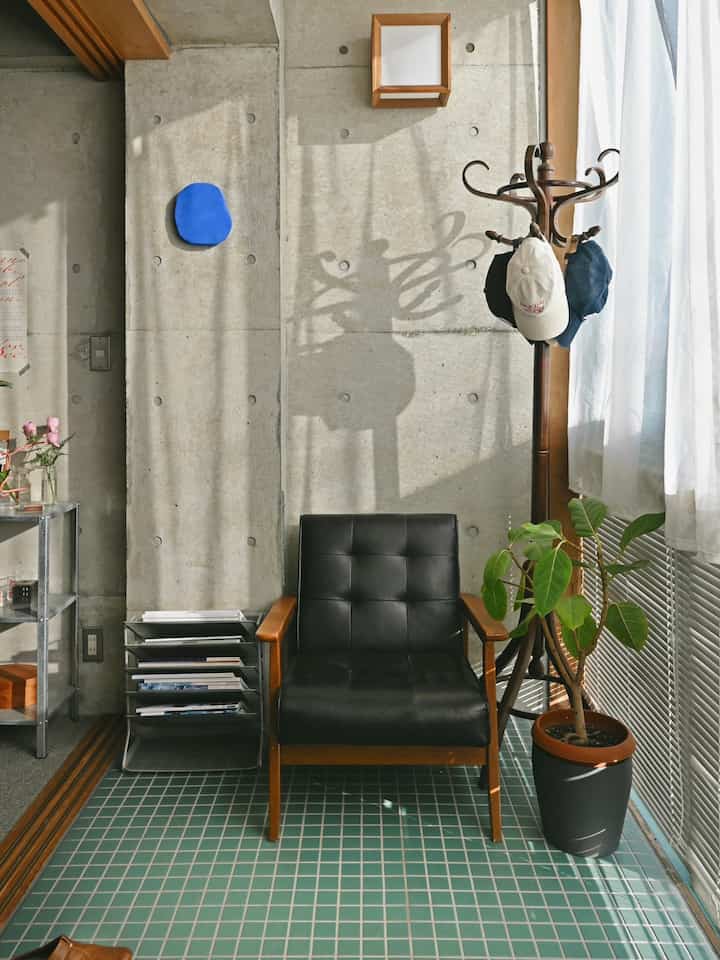 久々にソファーをこの位置に🛋️
新しいソファーが欲しいなと思って探し続けて気づいたら数ヶ月、、
パッとしたカラーのソファーも良いなと思いつつ、存在感は強めになりそうなので、大きめ家具はなかなか鮮やかなカラーのアイテムに手を出せずにいる、、🤔

#インテリア #インテリア雑貨 #家具 #ソファー #サンルーム #床タイル #観葉植物 #植木鉢 #棚 #シェルフ #IKEA家具 #器 #グラス #コンクリート打ちっ放し 