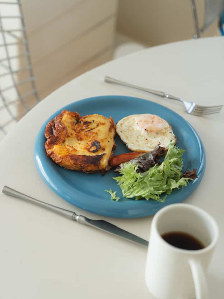 久しぶりにフレンチトースト作った🍞

お腹が空くと、ぼうやは勝手に冷蔵庫から卵と牛乳を出して混ぜはじめます🥛🥚
で、焼いてーと持ってくる。
毎回叱られるのに… 

いつもホットケーキにするんだけど、小麦粉が切れてて、詰みぃぃぃ。
だったのでThreadsで 「皆さんならここから何作りますか 」と聞いたら、コメントが天才だらけでした。

ぼうやと一緒に読み上げ会をして、採用されたのはフレンチトースト。
結果、ちょい焦げだったけど、全員よろこんだので満点💯
焦げは味。人生も。焦げ付いてから考えろ！です。

今年の目標に、週1回 気合い朝ごはんってのがあるんだけど、
いまだ0回。
アボカドをシャシャシャって切る人間に、俺はなる（ドン!!） 

#朝ごはん
#フレンチトースト
#こどものいる暮らし
#vlog
