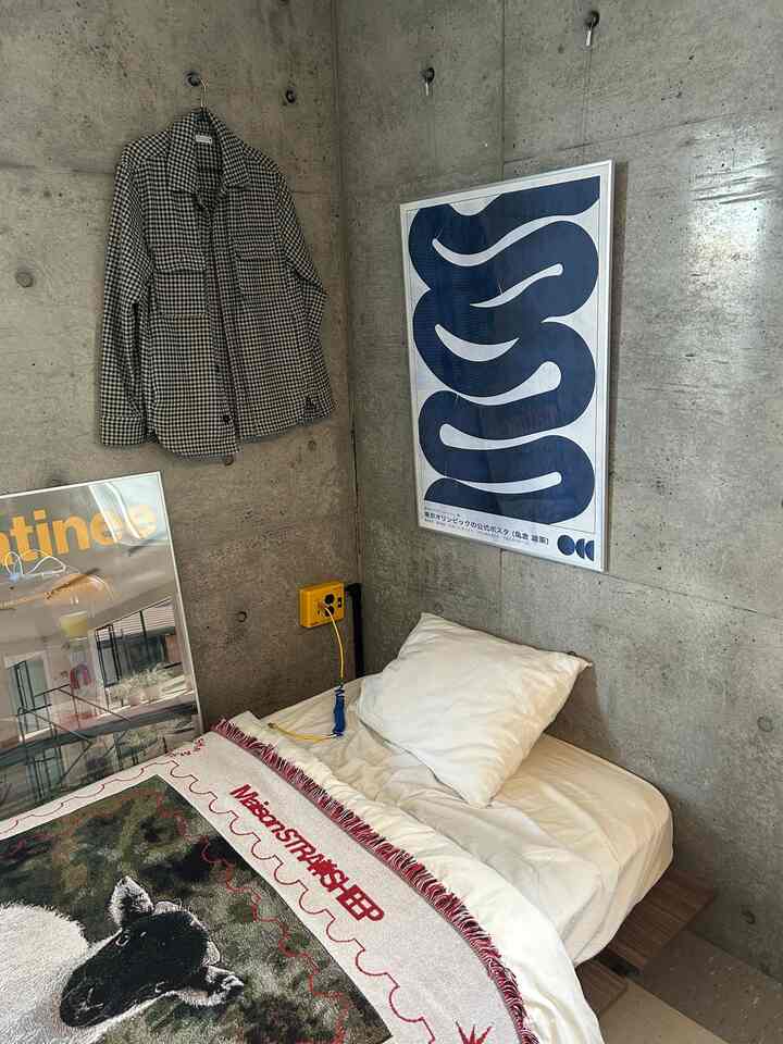 引っ越してすぐのベッド
ポスターお気に入り！
LOWYAのベッドフレーム隙間あるから物置いたりできて便利🫠
#Ohouse新生活 #ポスター
#おすすめ #ベッドルーム #2026