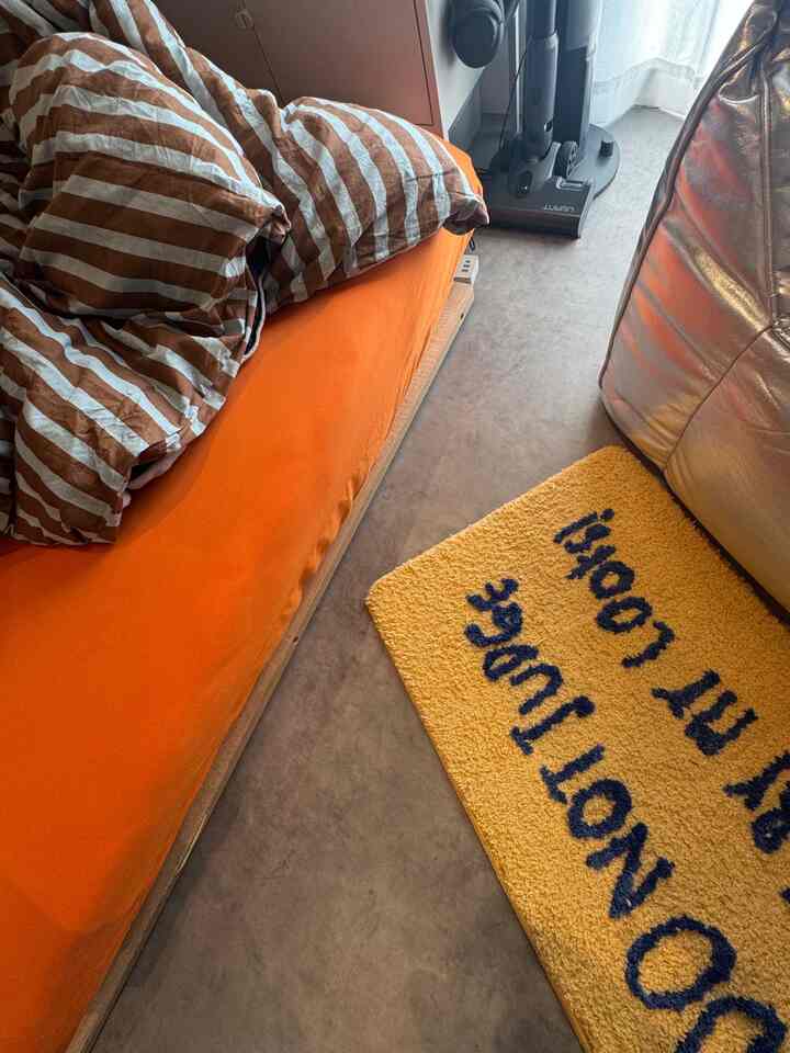 Ohouseで買ったこの
バター🧈カラーのラグが
とにかくお気に入り

肉厚でふかふかで
絶対オススメです

バターカラーに
ブルーの文字が可愛すぎる


#2026Ohouse新生活 
#ohouseshopping 
#ohouseショッピング
#ラグ
#バターカラー 
#