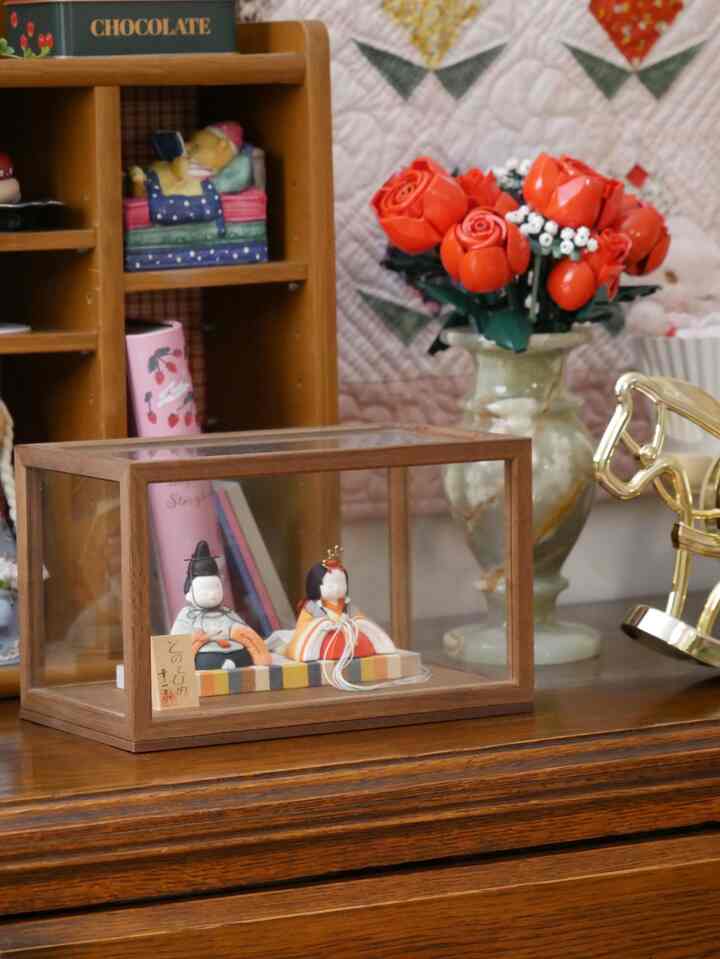 お雛様🎎
小さくて控えめな存在感なところが愛おしい。
娘の初節句の時に両親にプレゼントしてもらいました🌸

最近はマスコット集めが楽しいので、部屋の色んなところに忍ばせてます🥷

#ひな祭り #お雛様 #雛人形