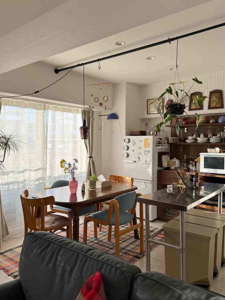 ナチュラルな色調のダイニングルームとキッチンが調和した一人暮らしのヴィンテージモダンスタイルの空間