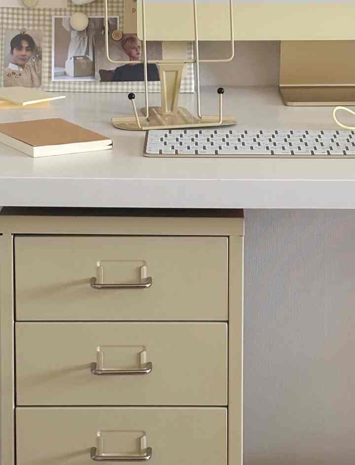 白とベージュのトーンのホームオフィス、シンプルなデスクにiMacとベージュのデスクワゴンが配置された落ち着いた作業空間