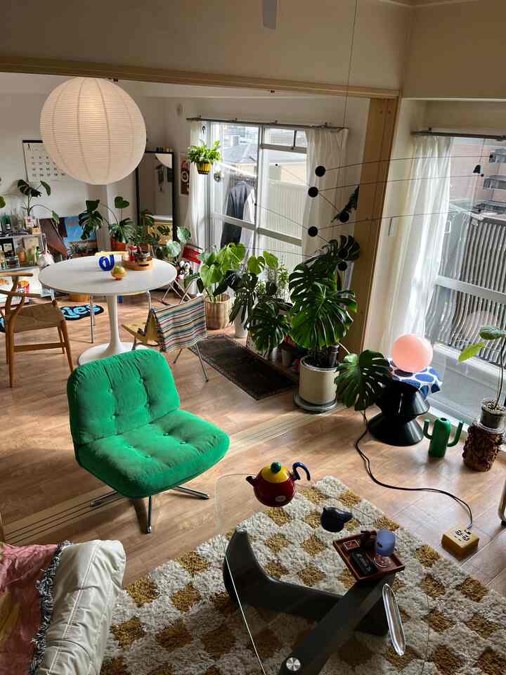 白と緑を基調とした2LDKのリビング・ダイニングルーム、植物とすっきりした家具が調和するナチュラルモダンなインテリア