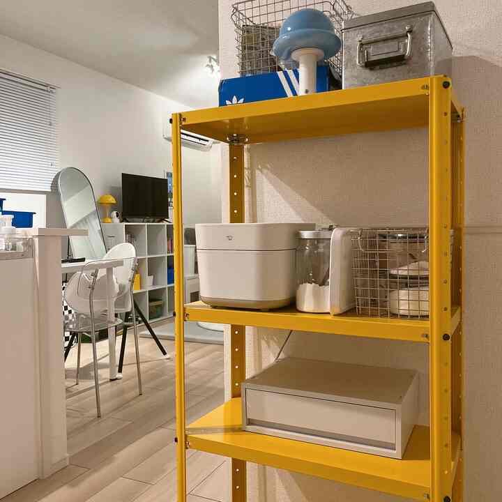 黄色い棚と白い家具が配置されたミッドセンチュリーモダンのキッチンスペース