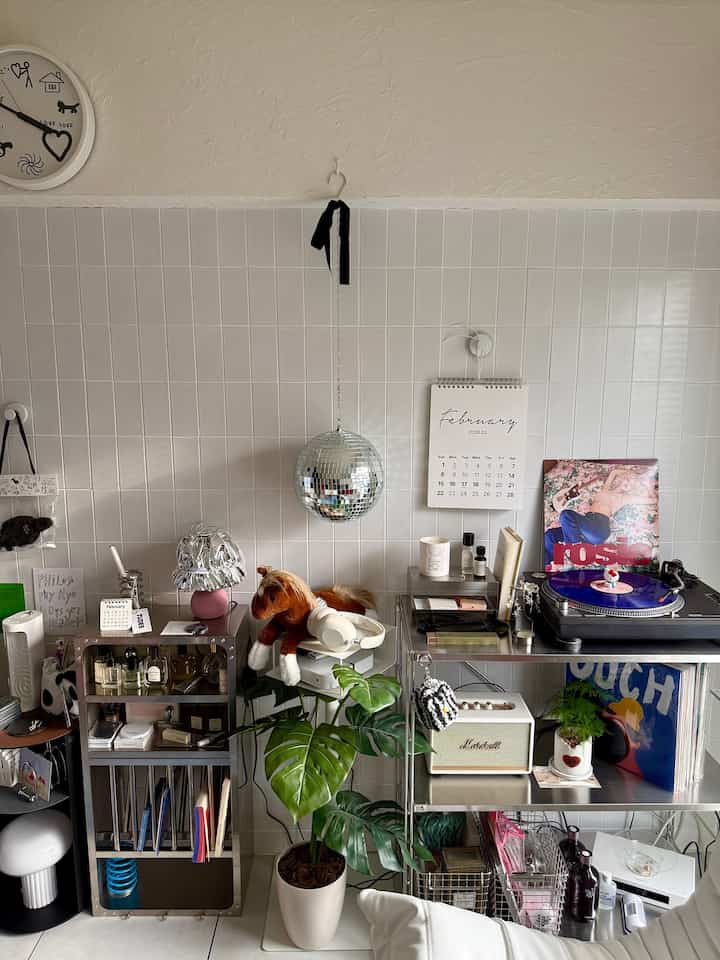 白とシルバーのタイル壁と収納ラックが配置された雰囲気のある音楽鑑賞スペース