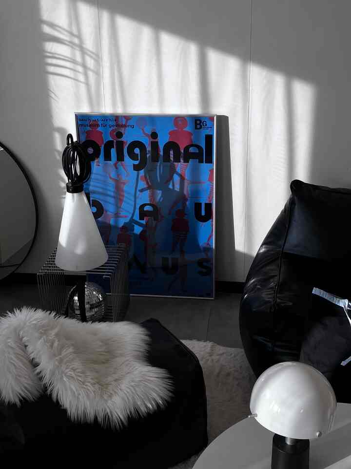 無機質な部屋にカラーポスターがお気に入り。




#リビングルーム　#リビングルームインテリア　#無機質　#無機質インテリア　#カラーポスター　#ブルー　#mayday #flos #ikea #照明　#ビーズソファ　#2026Ohouse新生活