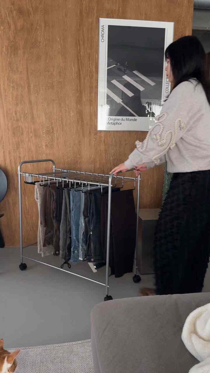 ズボンハンガーラックを購入しました🌸
これで散らかってるWICをスッキリさせたい…😎

ハンガーは20本とたっぷりで
たくさん収納できます✌️
キャスター付きで移動も楽ちんでした！

#Ohouseshopping
#2026Ohouse新生活
#収納家具
