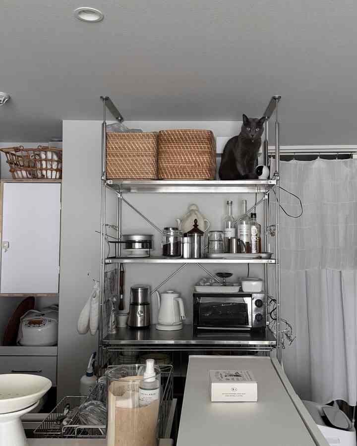 For balance, I'd like to put another basket there...

#MUJI #MUJI #kitchenshelf
#stainlesssteelunitshelf #kitchen
#1LDK #rentallife #couple #stainlesssteel
#shelf #shelves #rentalkitchen