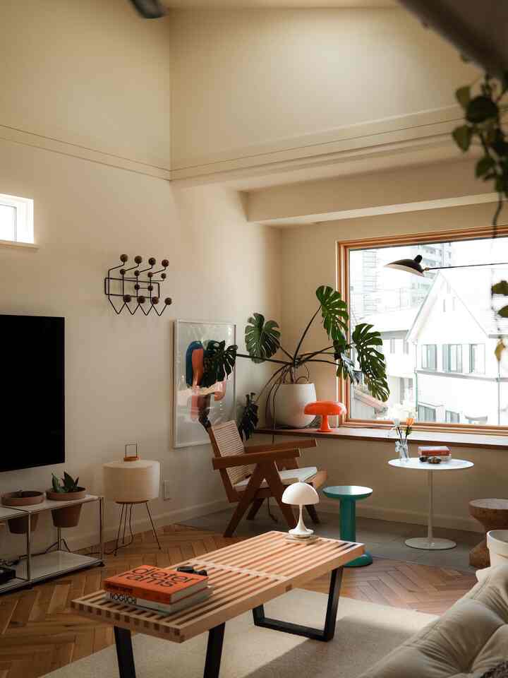 木目調と白を基調としたミッドセンチュリーモダンのリビング、開放的で温かみのある雰囲気