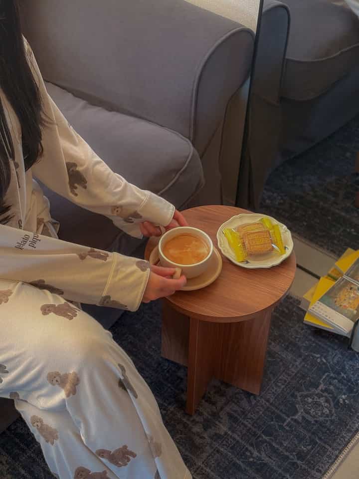 
飲み物を置くと、そこは小さなカフェになる☕️💭

最近カフェコーナーに迎えた
円形のサイドテーブルがお気に入り🥰

リアルな木目でしっかりした作りです!
組み立てが簡単なのも嬉しいポイント◎

#2026Ohouse新生活
#サイドテーブル
#コーヒーコーナー
#カフェコーナー
#カフェスペース
#おうちカフェ