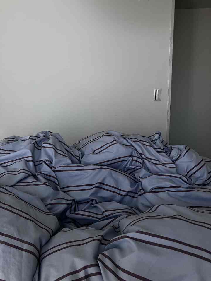 bedroom🛌
新しいカバーはストライプにグレイッシュブルーカラーが絶妙なカラーで可愛い🩵
最近ハマってるmojojojoのぬいぐるみ🧸


#ベッドルーム　#ベッドルームインテリア　#布団カバー　#ストライプ柄　#ベルメゾン　#ikea #照明　#シルバーインテリア　#無機質　#無機質インテリア　#mojojojo 