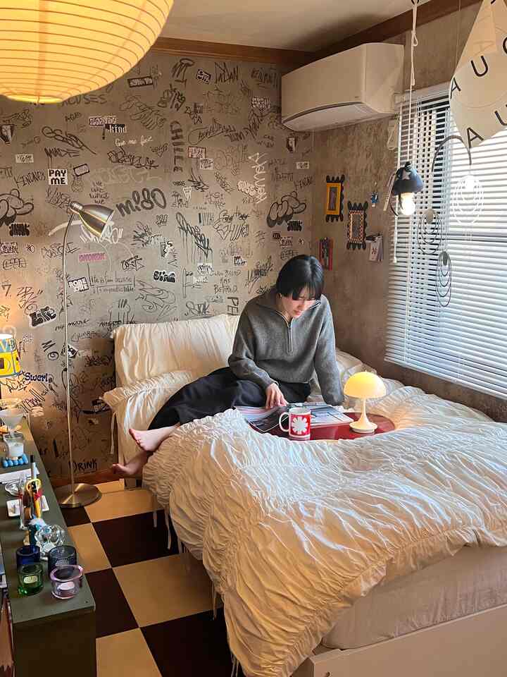 The hanging lamp is battery-operated and easy to use 💡
Adding just one hanging lamp from above instantly creates a great atmosphere, so I recommend it!

#2026OhouseNewLife #テーブル #ランプ