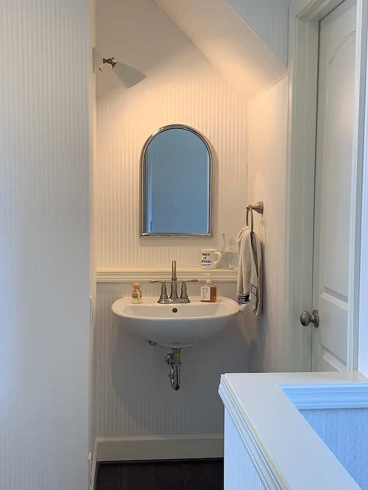 This is the sink in front of the toilet on the second floor!

The American Standard sink bowl and the mirror purchased from Ohouse match the atmosphere perfectly and look so cute! 🫶

#2026OhouseNewLife #洗面台 #廊下 #輸入住宅