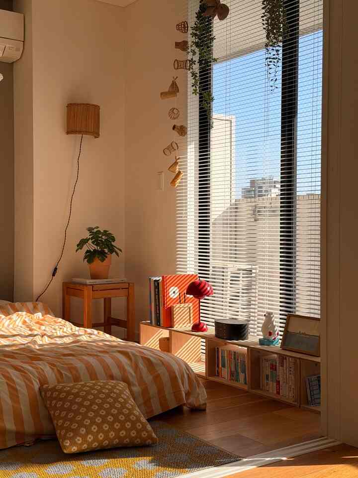 ナチュラルな色調の6畳の寝室。木製家具と白い壁が配置された落ち着いた雰囲気のインテリア
