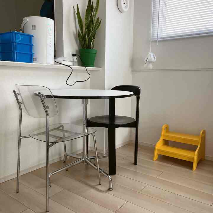 Pilekku tidak kunjung sembuh, jadi aku menyalakan pelembap udara 🤧

#ruang makan
#biru #hijau #kuning
#kehidupan dengan bayi
#kursi transparan
#interior korea