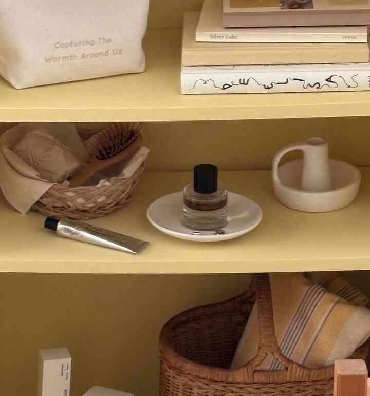 Rak kuning 🟡
Hiasi dengan pernak-pernik favoritmu agar lebih menggemaskan 📔✨🍐

#kamarku #interiordecor #roomdecor #マイルーム #部屋 #お部屋作り #韓国インテリア #마이룸 #룸인테리어 #인테리어소품 #원룸인테리어 #집꾸미기 #노랑색