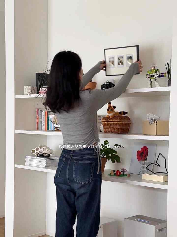 ワークスペース横の飾り棚。
Ohouseで購入したポラロイドフレーム。
余白多めでインテリアに馴染むのでお気に入り。

#2026Ohouse新生活　#Ohouseshopping
#ワークスペース　#飾り棚
