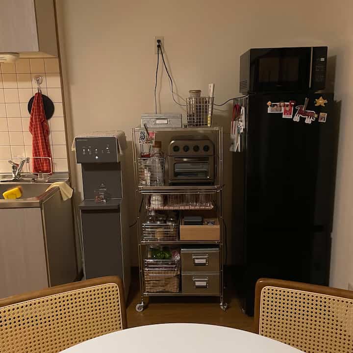 無印のステンレスにレンジがずっと気に入らなくて冷蔵庫の上に乗せてみました。
黒が統一された気がして前よりは良くなったかな？って思います！あと植物を上に乗せたいなって思ってます🪴
ポスターが届くの楽しみ😌 

#キッチン　#ダイニング　#無印良品　
#キャンドル　#プロジェクター　#1人暮らし
#1LDK #2人暮らし #