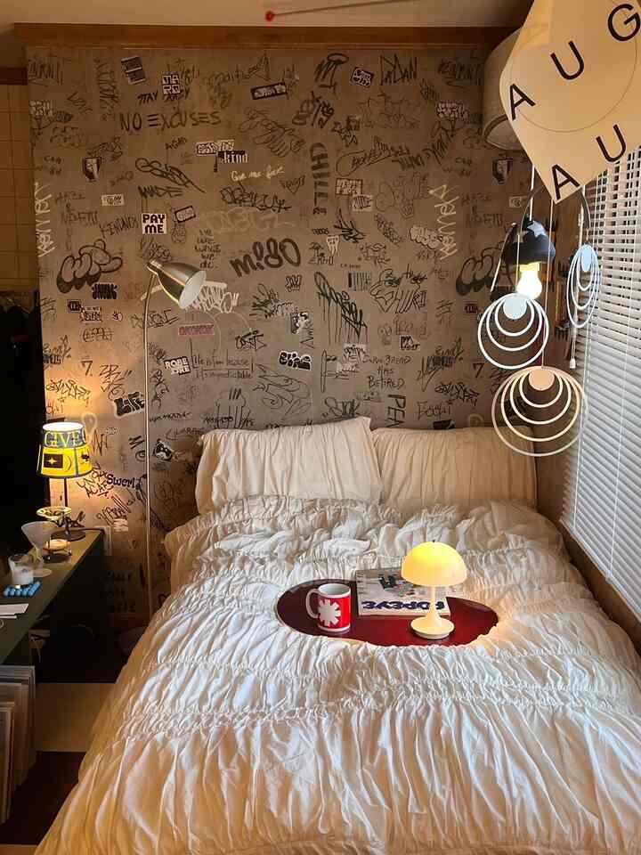 Matching the desk to the Bordeaux tiles on the floor 🍷
Dragging a light by the window is also cute 💡

#2026OhouseNewLife #ベッド #間接照明 #テーブル #壁紙