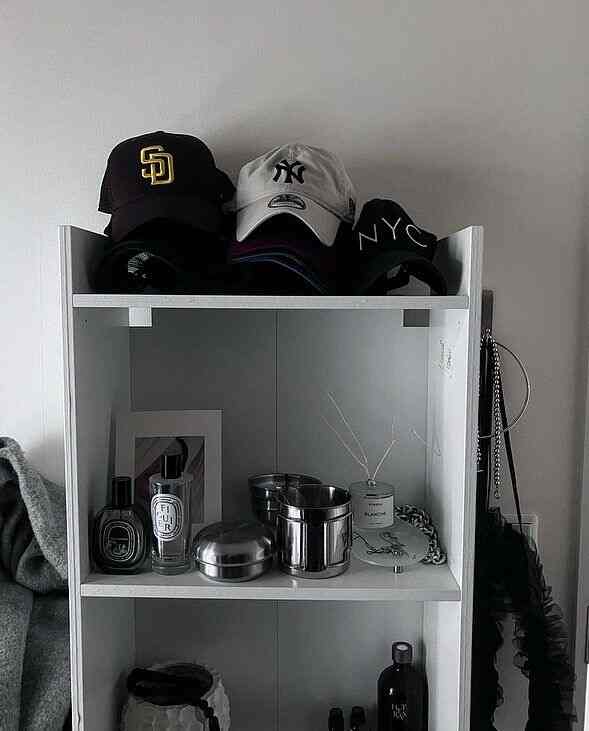 I keep various things in my baggage box, like caps, perfume, and accessories.

#baggage box #キャップ置き場 #洋服部屋 #アクセサリー #香水 #ディフューザー #韓国コスメ #ikea #ニューエラ