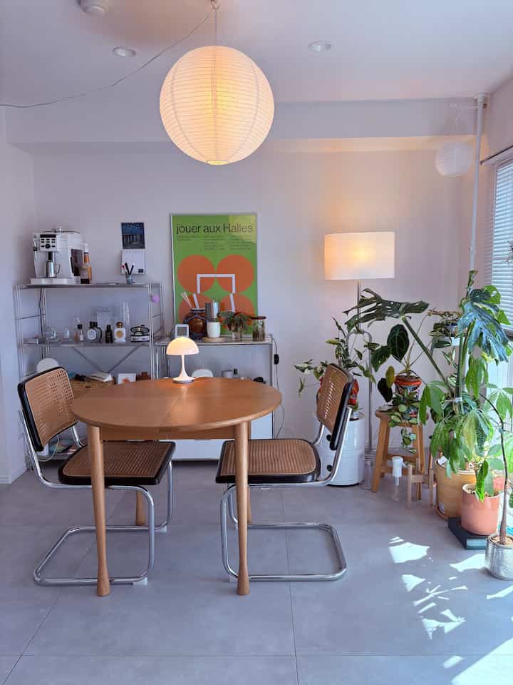 陽が高くなって、春の訪れを感じるようになりましたね🙌実は最近、ようやくYチェアが届いたので、クッションを買わないといけない衝動に駆られていますw

#ミッドセンチュリー
#midcentury
#ミッドセンチュリーインテリア
#ミッドセンチュリーモダン
#2026Ohouse新生活