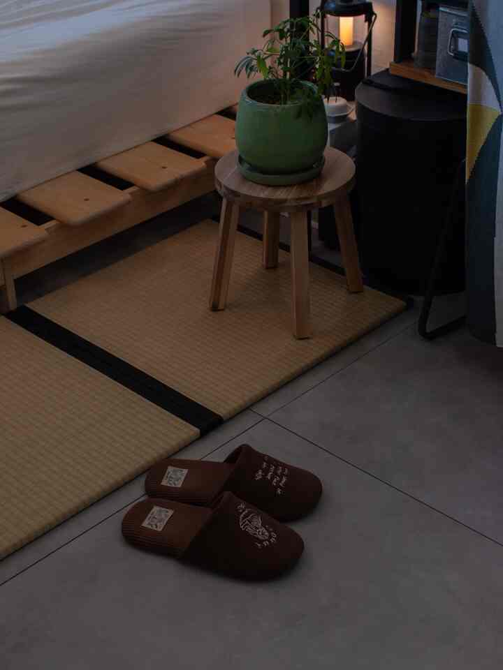 まだ少し冷えるね〇
夕陽が差し込む時間はあったかい🟠

#Ohouseshopping #2026Ohouse新生活 #生活雑貨 #ルームウェア #スリッパ #一人暮らし #賃貸 #ワンルーム #1R #照明 #間接照明 #フロアタイル #HAY #IKEA #無印良品 #京都