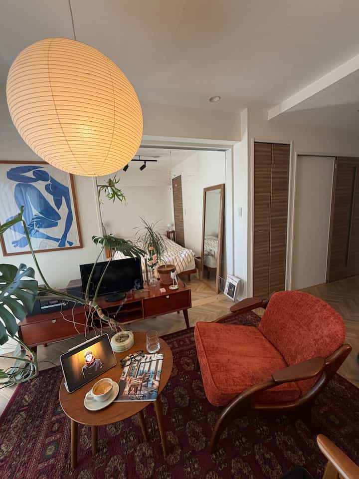 仕事のお昼休みはアニメを見てます。

#2026Ohouse新生活 #リビング #ミッドセンチュリー #ヴィンテージ #ラウンジチェア #イサムノグチ #akari #ラグ #マガジンラック #椅子 #観葉植物 #モンステラ #acmefurniture #アクメファニチャー 