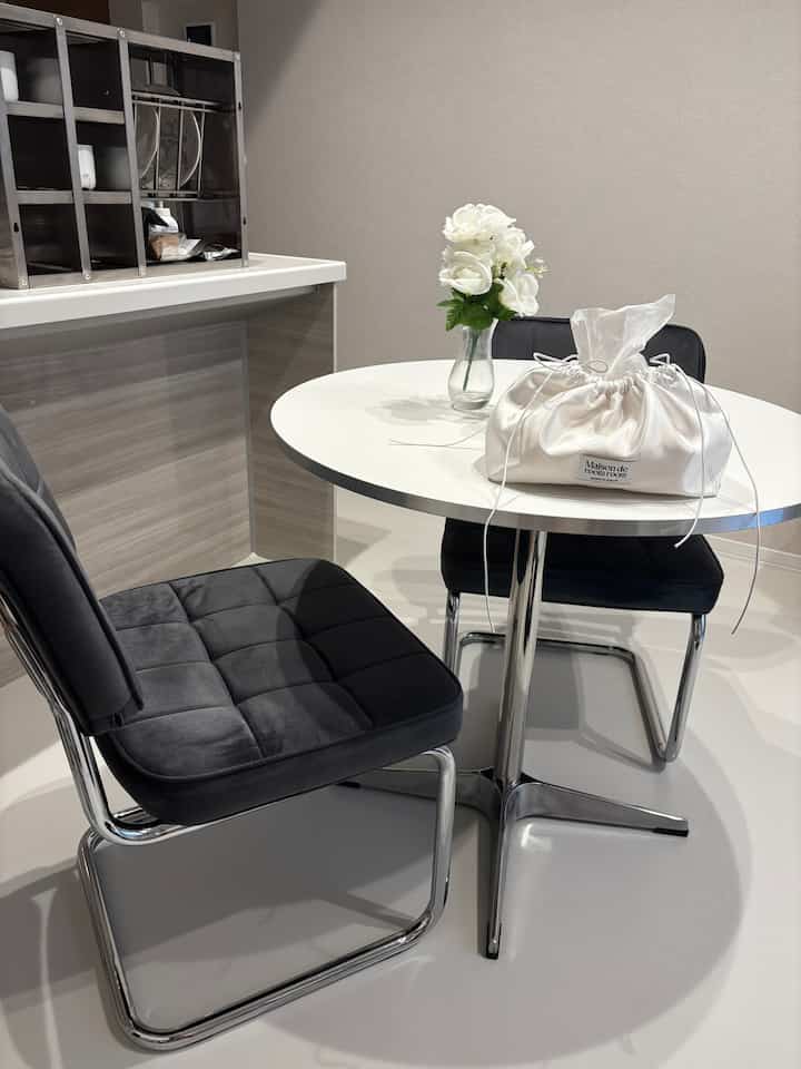 テッシュケースカバーは少し光沢感があって可愛い！リビングに置くと華やかな印象になります。

またキッチンラックも存在感ありつつモダンな雰囲気にぴったりでした！

#韓国インテリア　#ホワイトインテリア