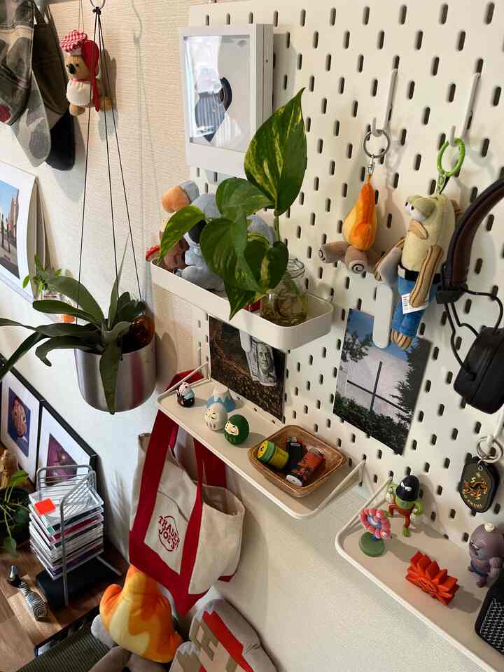 リビングの壁にIKEAのペックボードを設置しています。
小物だらけw
#IKEA　#賃貸　#ペックボード #収納 #2026Ohouse新生活