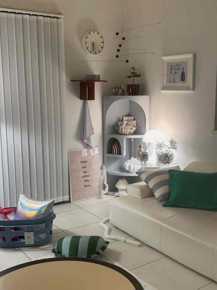 HAYでKORPUS SHELF購入しました！
渋めな赤がめちゃめちゃ素敵♥️
ペールブルーとの合わせも可愛くて大満足😍


#HAY
#HAYのある暮らし
#マイルーム
#リビングインテリア
#カラフルインテリア
#お部屋作り