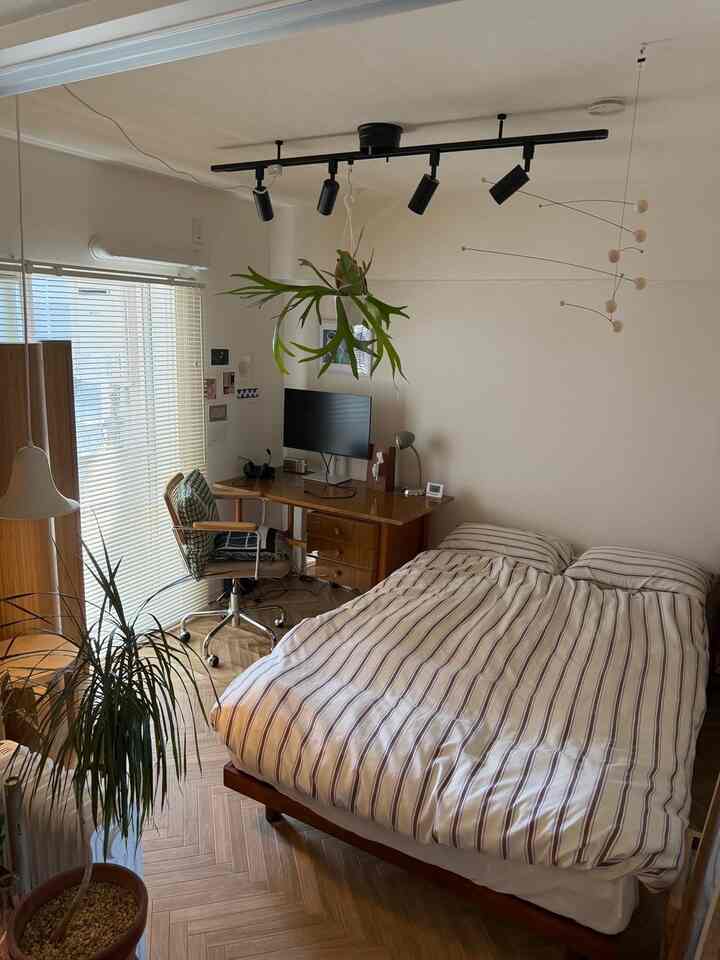 Akhir-akhir ini aku jarang mengunggah foto kamar tidurku.

#bedroom #ベッドルーム #ベッド #シーツ #布団カバー #ストライプ #ベッドフレーム #モビール #北欧 #北欧モダン #北欧ヴィンテージ #作業スペース #ワークスペース #デスク #ブラインド #ペンダントライト #パーテーション #ウッドパーテーション #artek #アルテック #スツール60