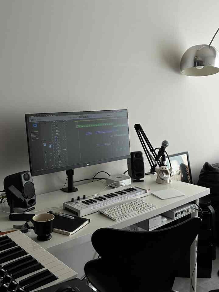 デスクは #IKEAのアイテムを使っています！
天板の質感やサイズ展開が豊富なところに惹かれて購入しました！

#イケア #新生活 #一人暮らし