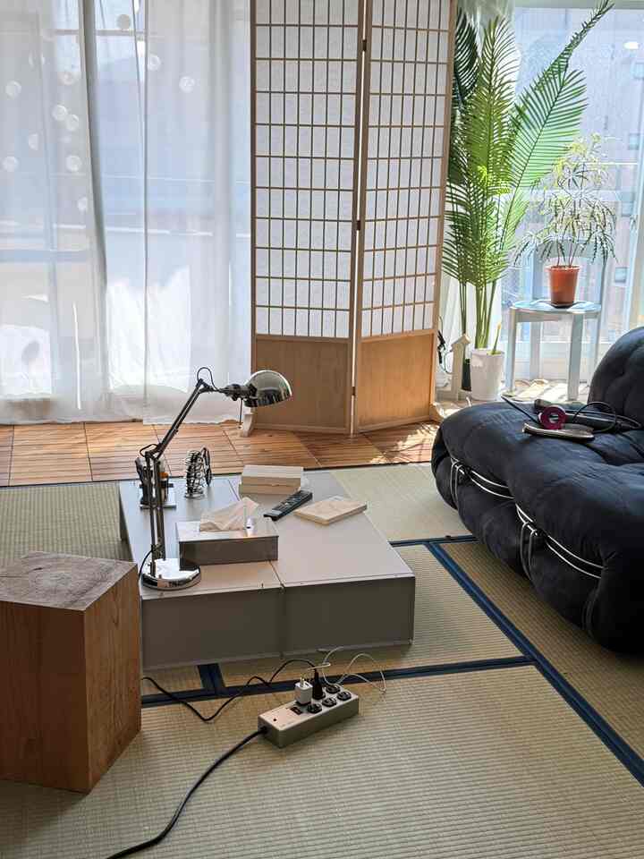 白と木目調が調和したジャパンディスタイルのリビング、畳の床と障子が配置された落ち着いた空間