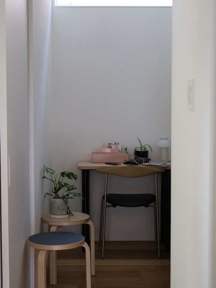 Added Vitra Toolbox to my workspace ︎︎𓂃
The pink and black color combination is perfect for my current mood 🖤🌸

#vitra
#toolbox
#workspace