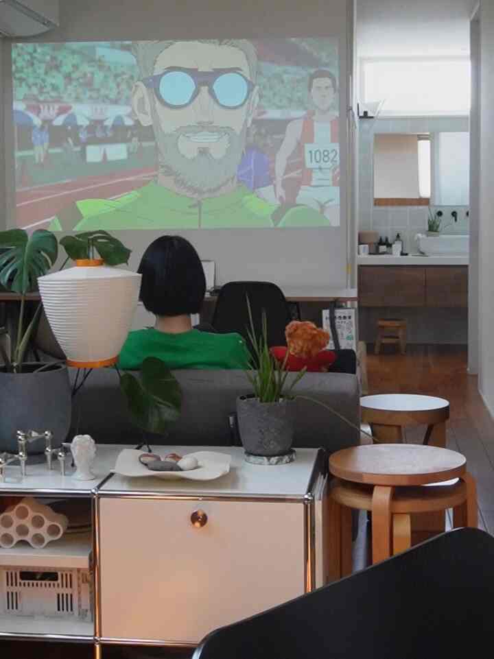 スタディスペースの上がプロジェクター投影場所

勉強が終わらないとみれないシステム

母は子どもがいない時間に伸び伸び楽しんでます

horizonは昼間でもこんな鮮明です

#リビングルーム　#スタディスペース　#プロジェクター　#xgimi