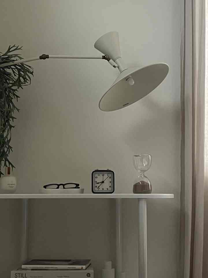 寝室の一角 𓈒 𓏸 
お気に入りばかり🤍

#2026Ohouse新生活 #roomnhome #ikea #ホワイトインテリア #韓国インテリア