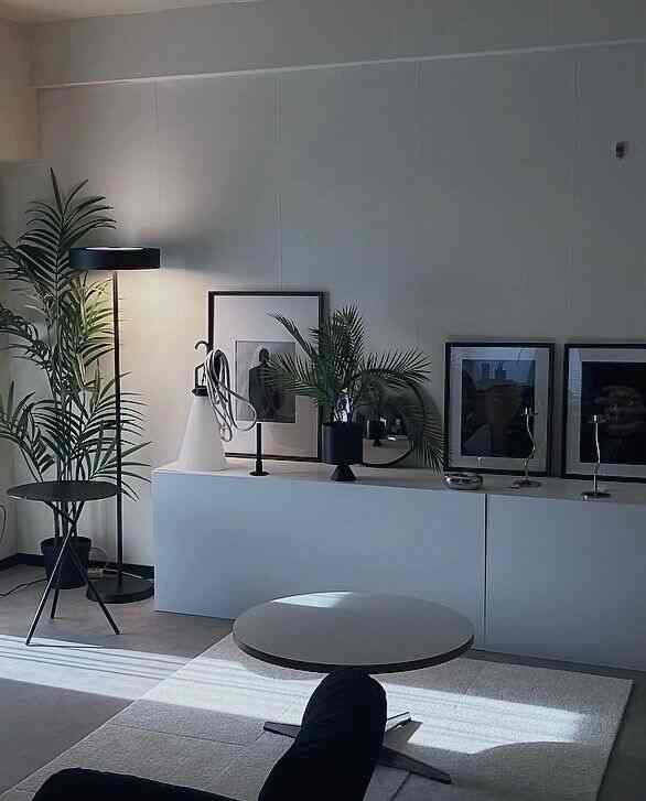 ずっと使ってるラウンドテーブル
ホワイト×ステンレス×ウッドがすごく可愛いて色んなテイストのお部屋に合う優れもの
今SALE価格になっているのでぜひ気になってた方はお安くなっているこの機会にぜひ✌️

#2026ohouse新生活　#リビングルーム　#リビングルームインテリア　#シンプルインテリア　#間接照明　#無機質　#無機質インテリア　#ikea #ラウンドテーブル　#フェイクグリーン　#ポスター