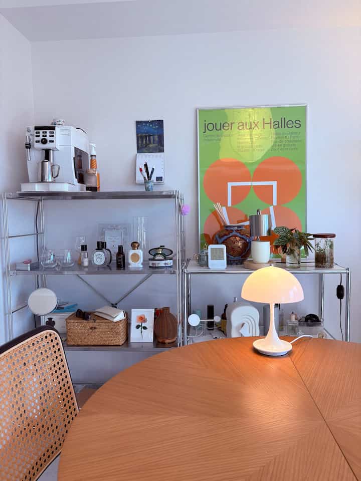 ダイニングテーブルの横のラックは主に香水をディスプレイしています。
増えていく一方で意外に減らない香水。
香害だけは気をつけてTPOを考えてつけるから、風呂出てからつけることが多いかも。

#ミッドセンチュリー
#midcentury
#ミッドセンチュリーインテリア
#ミッドセンチュリーモダン
#2026Ohouse新生活