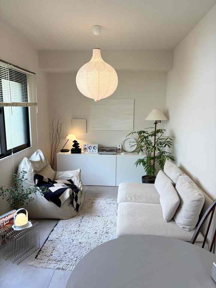 シルバー素材で空間に抜け感を出してくれる
個性的なフォルムのワイヤブックススタンドが最近のお気に入り👀

#模様替え #Ohouseshopping #2026Ohouse新生活 #新生活 #IKEA #韓国インテリア #シンプルインテリア #DIY #賃貸 #ふたり暮らし #ブックスタンド #サイドテーブル