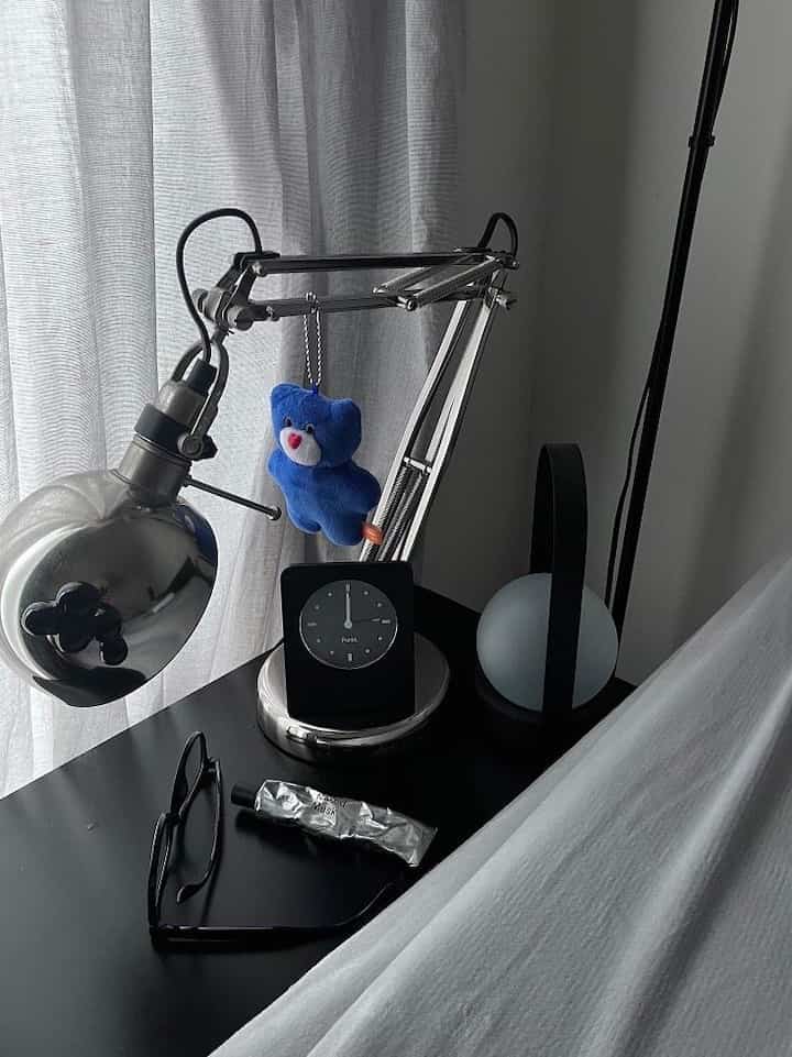 ベッドサイドに最近ハマっているmojojojo💙

#ベッドルーム　#ベッドサイド　#mojojojo #シルバーインテリア　#無機質　#無機質インテリア　#ikea