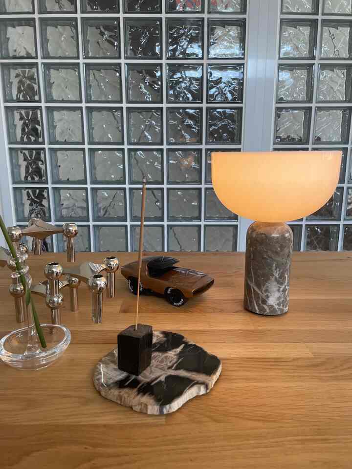 This light fixture has a marble base, giving it a substantial and impressive feel.

I'd love to incorporate stone elements into my home decor.

#interiorlover #ミッドセンチュリー #アートのある暮らし #interiordesign #midcenturymodern

