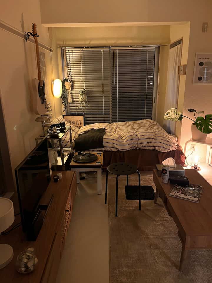 Spending my evenings with only this indirect lighting is my current obsession.
Even in a small 8-tatami mat 1K apartment, just a little bit of lighting adjustment instantly makes it feel like a hotel, and lifts my spirits! ✨
"Mid-century modern," "masculine," and other things I love—it's my own little space. 🪴
After all, home should be the place where you feel most at ease. 🏠
I'm also enjoying the process of gradually updating it!

#LivingAlone #一人暮らしインテリア #1kインテリア #8畳インテリア #ルームツアー #ホテルライク #ミッドセンチュリー #男前インテリア #間接照明 #夜の部屋 #落ち着く空間 #賃貸インテリア #マイルーム #お部屋紹介 #インテリア好き #自分へのご褒美 #おうち時間 #暮らしを楽しむ #一人暮らし男子 #yuu_room_life #myroom #interior #休日の過ごし方 #癒しの時間 #模様替え #日々のこと #インテリアコーディネート #東京一人暮らし #エモい #癒し