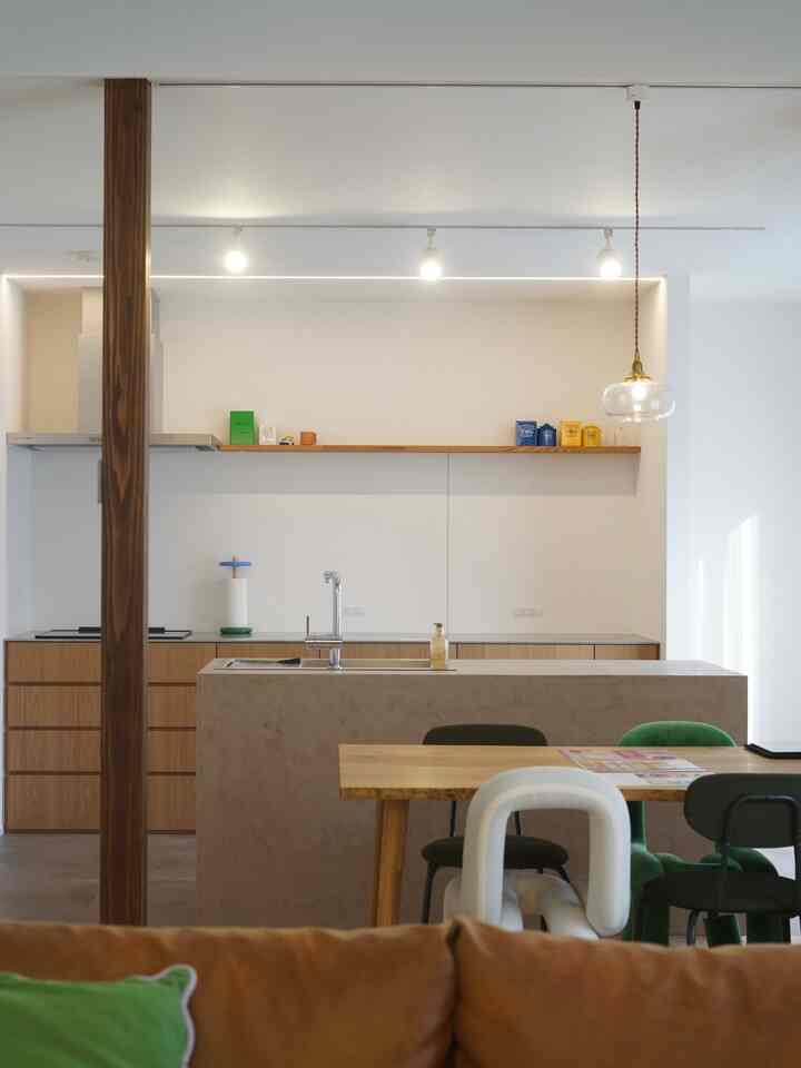 LDK

小物や家具はカラフルなものに惹かれることが多かったからなるべくベースはシンプルかつ自然な色味にしました。

#リノベーション #韓国インテリア #北欧インテリア #リノベ #造作キッチン