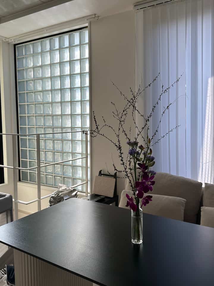 いただいたお花が素敵すぎて
リビングに飾ってるんだけど
春って感じがして気分があがる🌸

#リビングルーム
#1LDK
#メゾネット