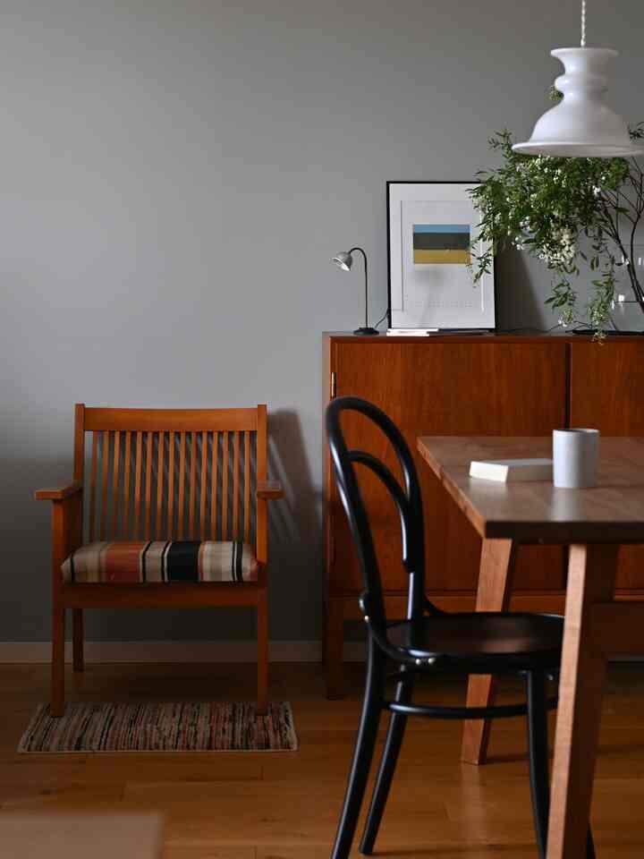 木目調のナチュラルなダイニング、ダイニングチェアと花瓶が配置されたシンプルな雰囲気のインテリア