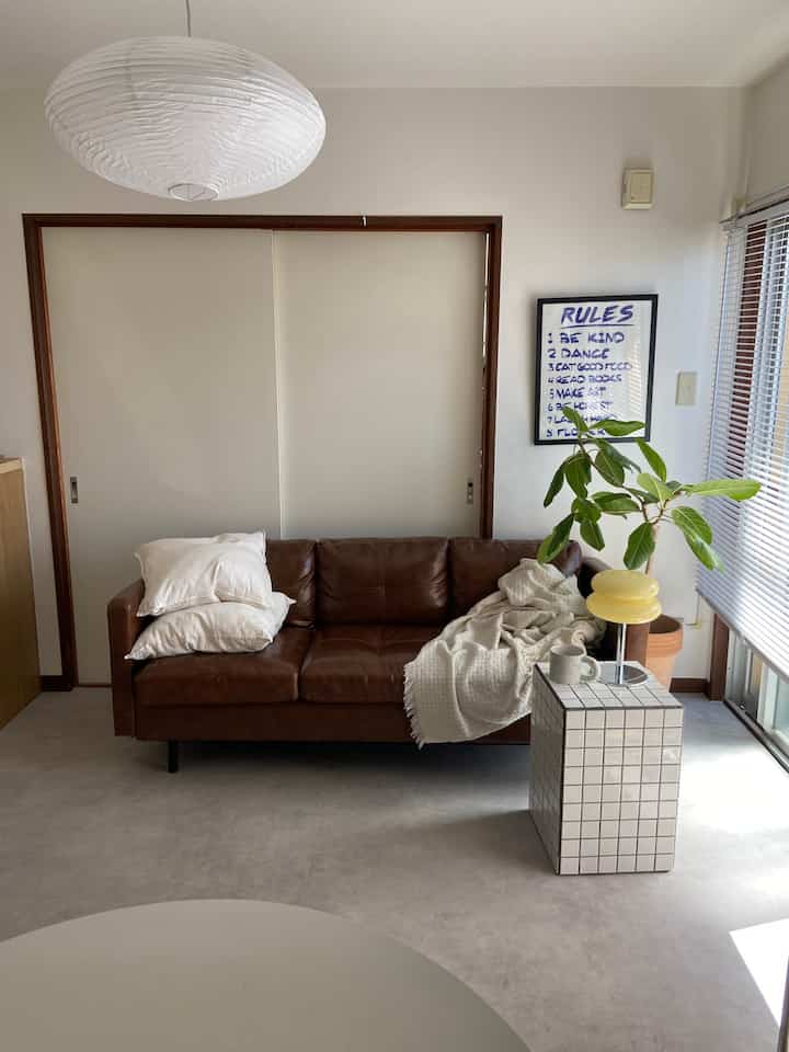 最近ものが溢れてきている🪐
ラグなしもよき

#midcentury #midcenturymodern 
#ikea #1dk#ひとり暮らし#キッチン
 #インテリア #リビング #生活感のある暮らし 
#ミッドセンチュリー #ミッドセンチュリーモダン
#在宅勤務 #韓国インテリア#北欧インテリア#marketb
#2026Ohouse新生活
#Ohouseshopping