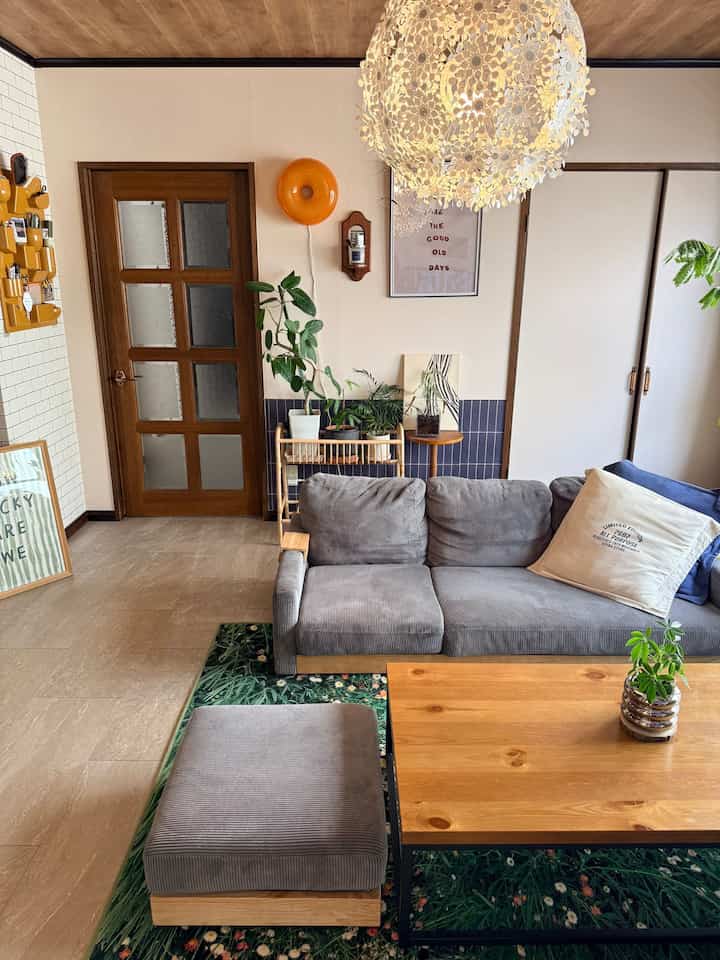 Cuaca semakin hangat, dan menghabiskan siang hari dengan jendela terbuka lebar terasa sangat menyenangkan 🌸🍃

#InteriorApartemenSewa #インテリア #リビング #ダイニングテーブル #ソファ #IKEA #プチプラインテリア #観葉植物