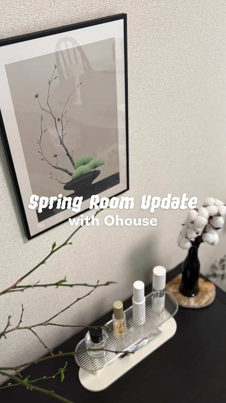 春の模様替えpart2
⁡
Ohouseの新生活応援セールで
取り入れたアイテムをご紹介🌸
⁡
梅の花がモダンに描かれた【一枝春信ポスター】

ミニラックやハンガー掛けとしても使える万能な
【香水オーガナイザー】
⁡
シンプルモダンな空間にピッタリでお気に入りのコーナーが出来てうれしい🕊

#Ohouse #オーハウス #2026Ohouse新生活 #模様替え #新生活#インテリア小物 #ポスター #アートポスター #生活雑貨 #収納 #生理用品 #ミニラック #シンプルインテリア #モダンインテリア #韓国インテリア 