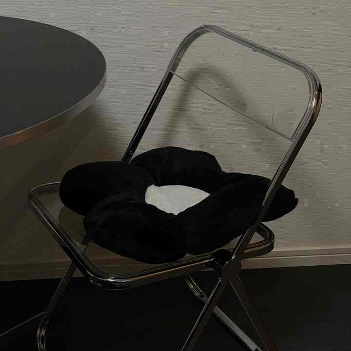 来客用の椅子を探していて、場所戻らず折り畳めるこちらを採用◎！

届いてみたら意外と座面も大きく、安定性もあり座りやすかったです。

お尻に敷くために、おうちのレイアウトを崩さないためにクッションも購入。

とてもふかふかしていて、可愛くお気に入りです！

#ひとり暮らし
#7.5畳
#モノトーン